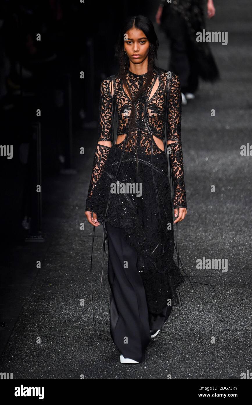 Un modello cammina sulla pista durante il Alexander Mc Queen Fashion Show alla FW17 che si tiene a Parigi, Francia il 6 marzo 2017. Foto di Alain Gil Gonzalez /ABACAPRESS.COM Foto Stock