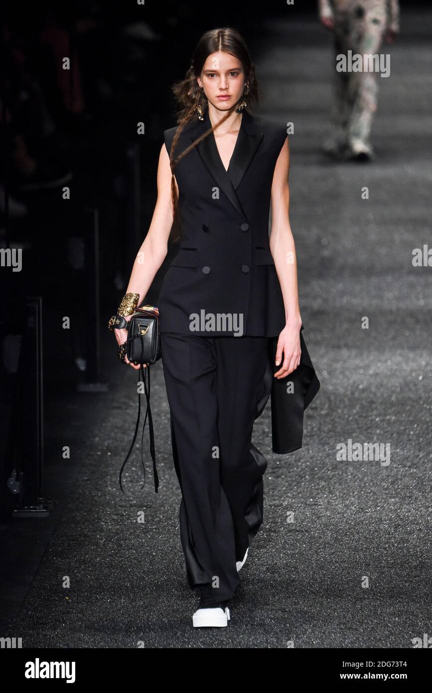 Un modello cammina sulla pista durante il Alexander Mc Queen Fashion Show alla FW17 che si tiene a Parigi, Francia il 6 marzo 2017. Foto di Alain Gil Gonzalez /ABACAPRESS.COM Foto Stock