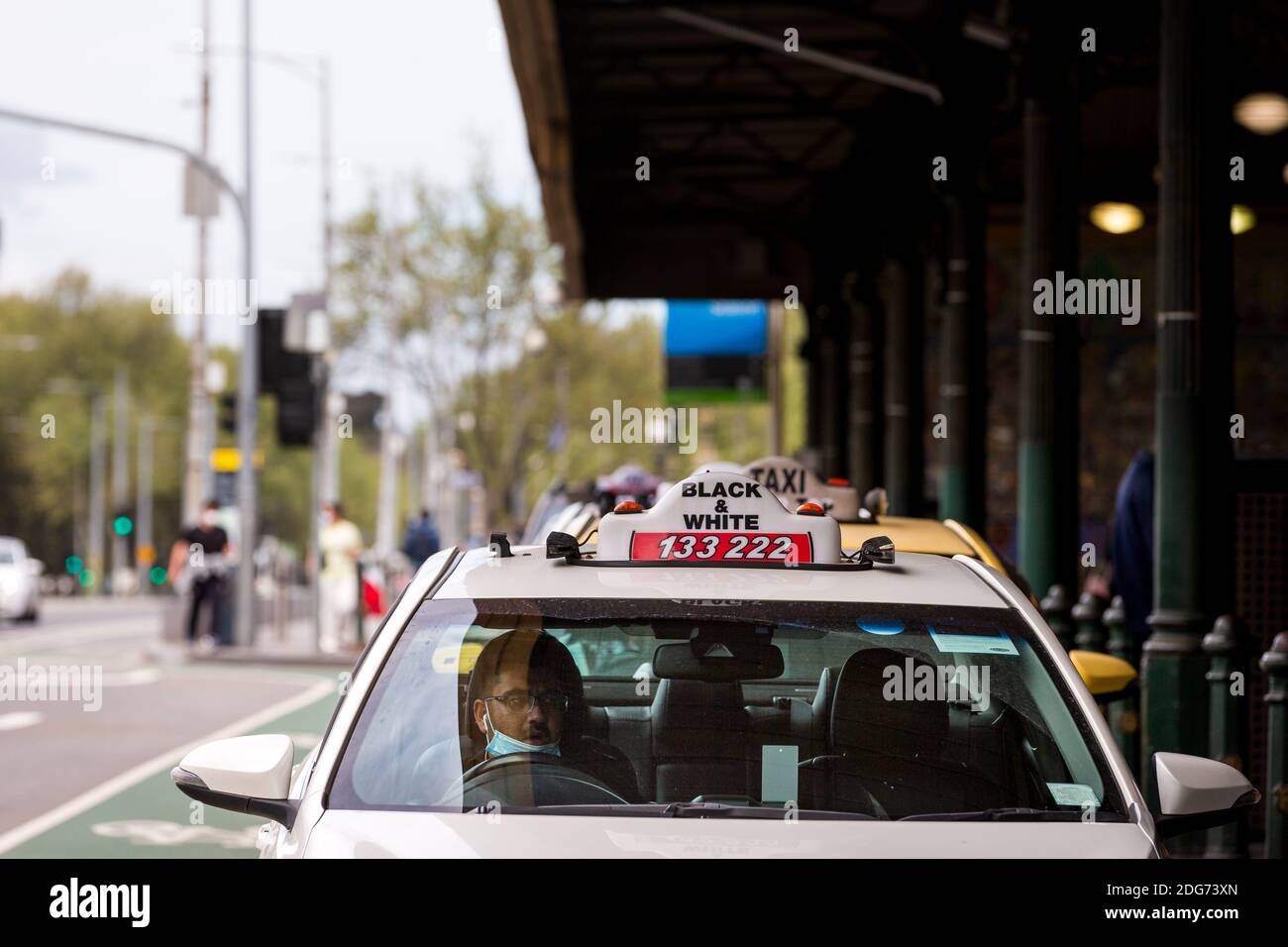 Melbourne, Australia, 21 settembre 2020. Nonostante la città sia praticamente vuota, molti taxi si allineano alla stazione di Flinders Street durante il COVID-19 a Melbourne, Australia. Victoria ha registrato solo 11 nuovi casi durante la notte e due morti, nonostante questo Premier Daniel Andrews continua a rifiutare di alleviare le restrizioni. Nel frattempo Melbournians stanno soffrendo la fatica di blocco, le imprese stanno chiudendo e la salute mentale sta soffrendo un upsurge.Credit: Dave Hewison/Alamy Live News Foto Stock