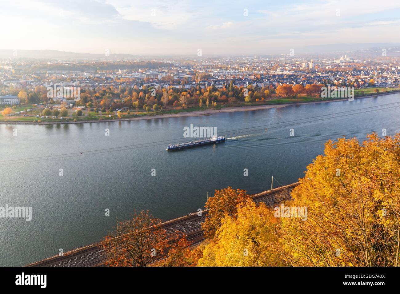 Vista aerea dalla collina di Ehrenbreitstein sul fiume Reno a Coblenza, Germania Foto Stock