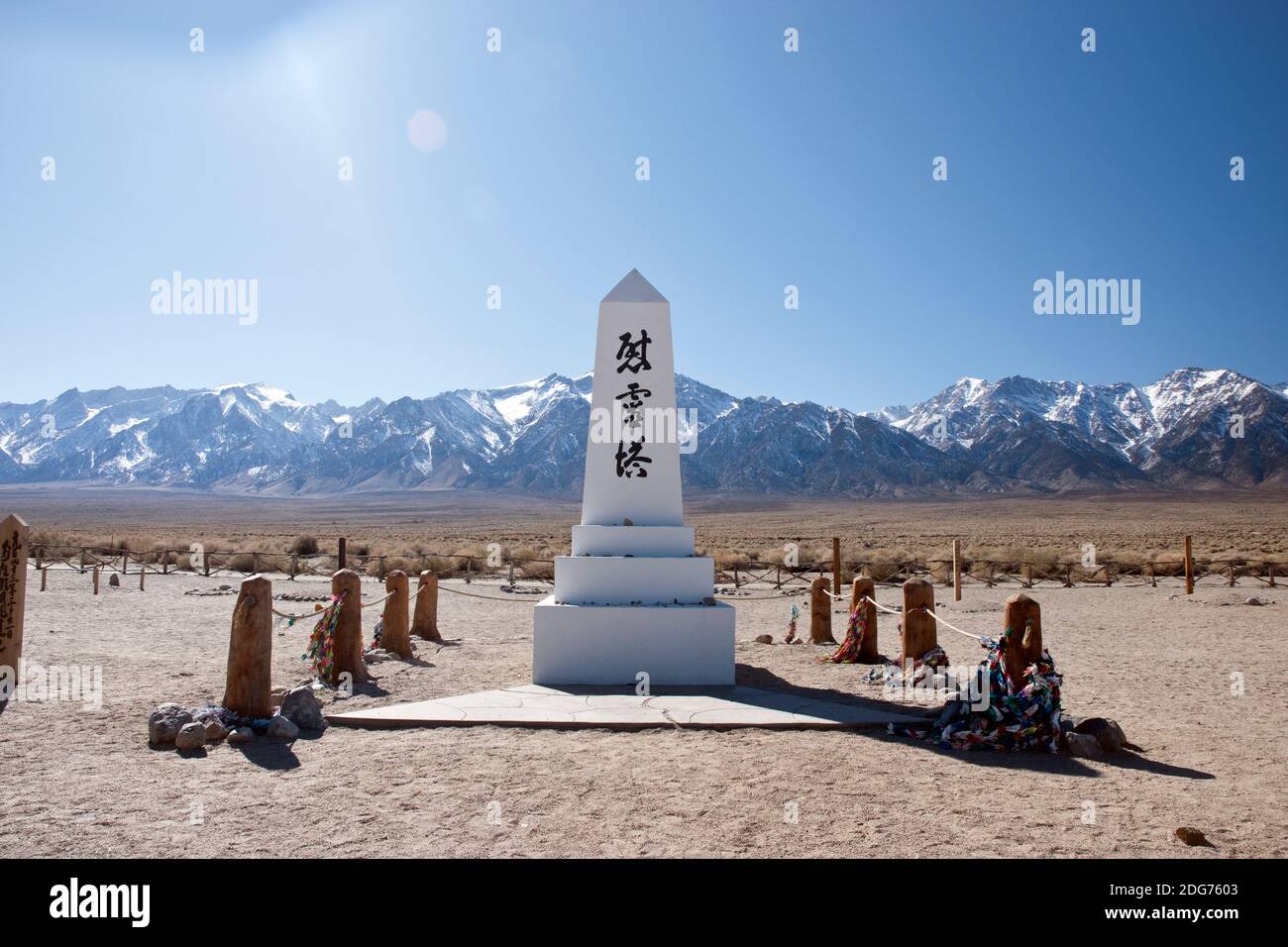 Monumento al cimitero di Manzanar Nat. Sito storico, un campo di  internamento dove gli Americani giapponesi sono stati imprigionati durante  la seconda Guerra Mondiale, California, Stati Uniti Foto stock - Alamy