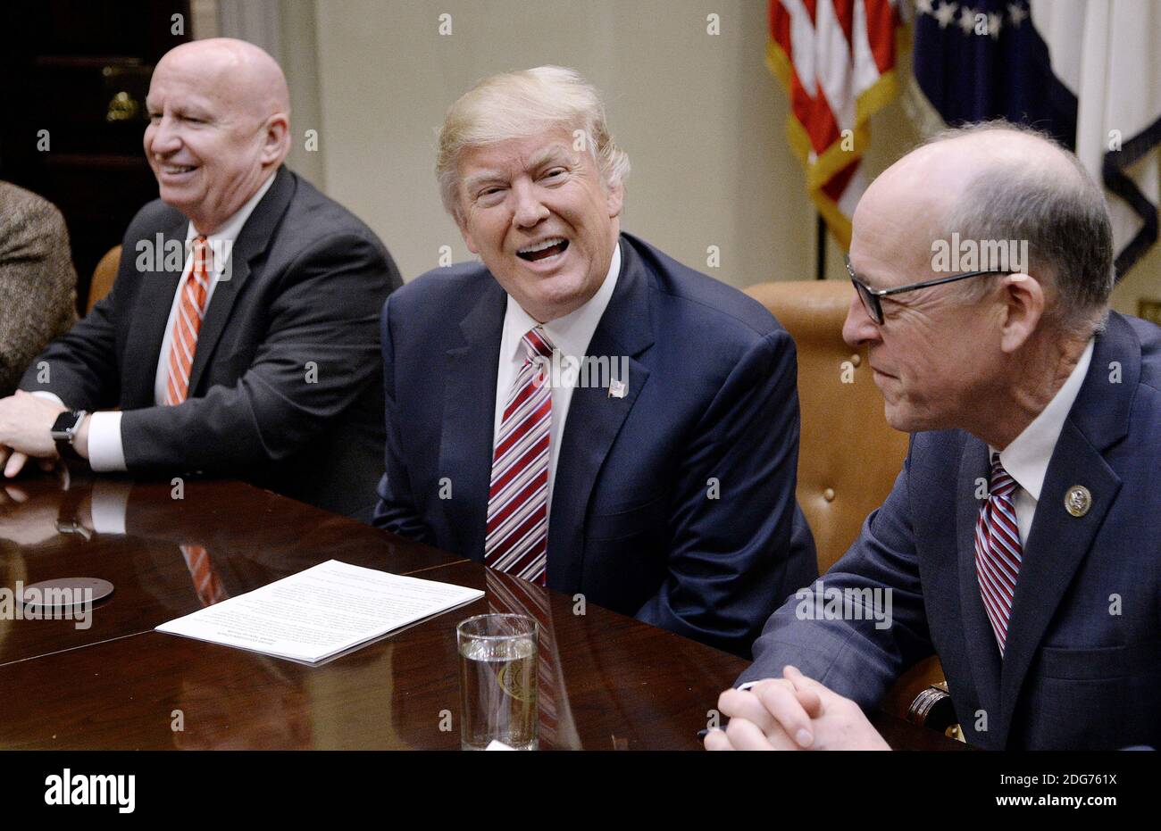 Il presidente degli Stati Uniti Donald J. Trump parla come rappresentante Greg Walden (R) , il presidente del Comitato per l'energia e il Commercio e la Casa modi e mezzi il presidente del Comitato Kevin Brady (L) guardare sopra, durante una discussione sulla sanità nella stanza Roosevelt della Casa Bianca il 10 marzo, 2017 a Washington, DC. Foto di Olivier Douliery/Abaca Foto Stock