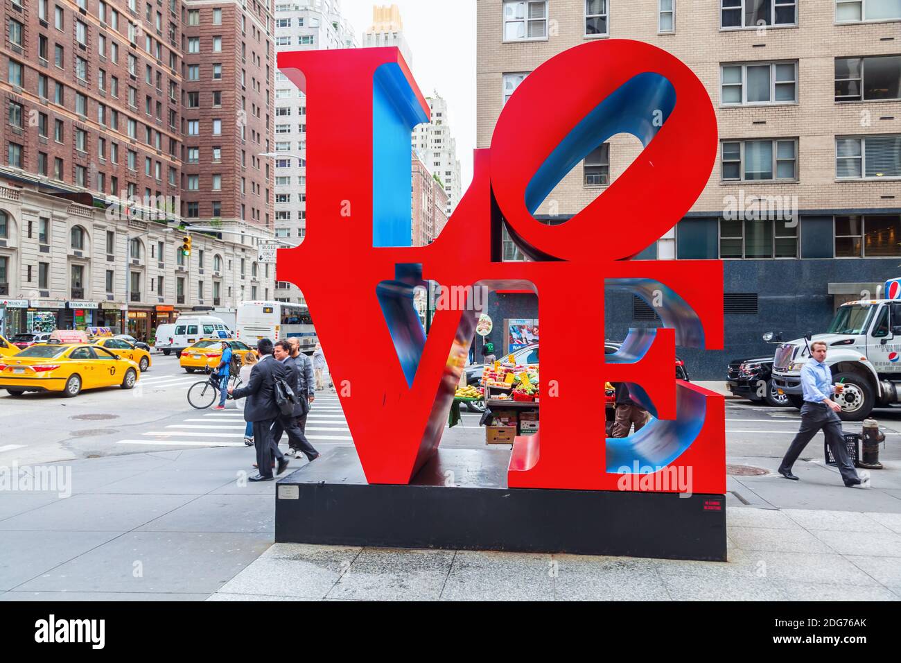 Scultura d'amore a Midtown Manhattan, New York City Foto stock - Alamy