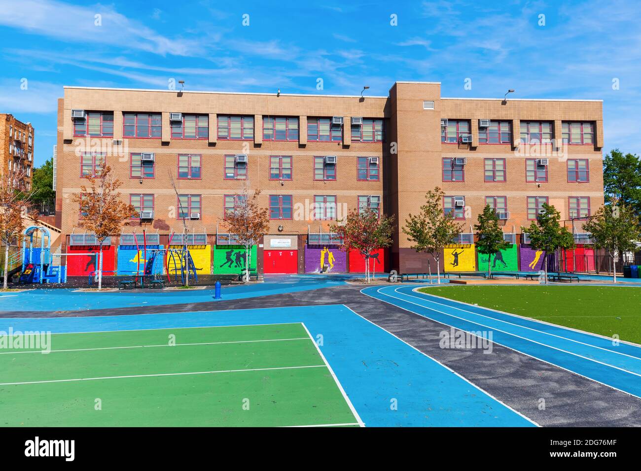 Scuola con campo da gioco nel Bronx, New York City Foto Stock