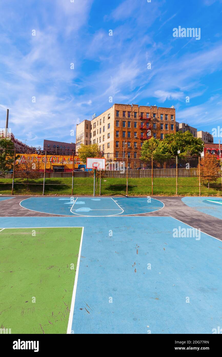 Scuola con campo da gioco nel Bronx, New York City Foto Stock