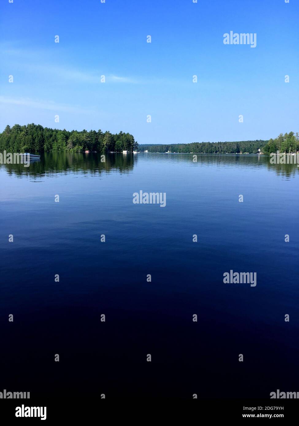 Lago Calm Blue Foto Stock