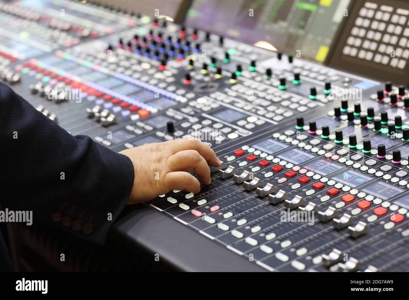 Ingegnere del suono che lavora in uno studio di mixaggio del suono. Messa a fuoco selettiva. Foto Stock