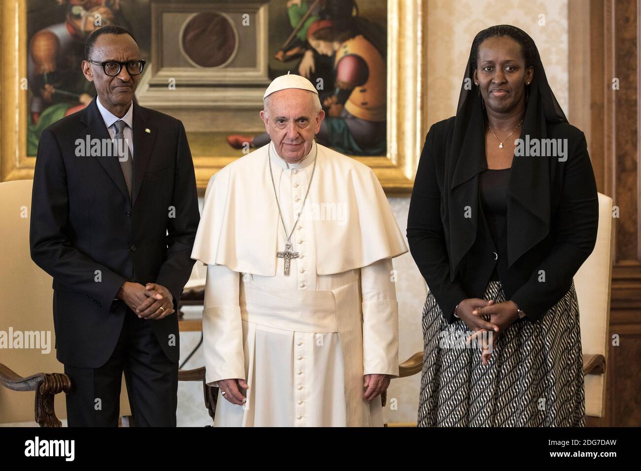 Papa Francesco incontra il Presidente del Ruanda Paul Kagame e la moglie Jeannette in Vaticano il 20 marzo 2017. L’incontro di Kagame con il Papa arriva appena quattro mesi dopo che il Consiglio Episcopale locale della Chiesa Cattolica ha rilasciato una dichiarazione di scusa per la partecipazione di alcuni suoi membri nel genocidio contro Tutsi del 1994. Foto di ABACAPRESS.COM Foto Stock