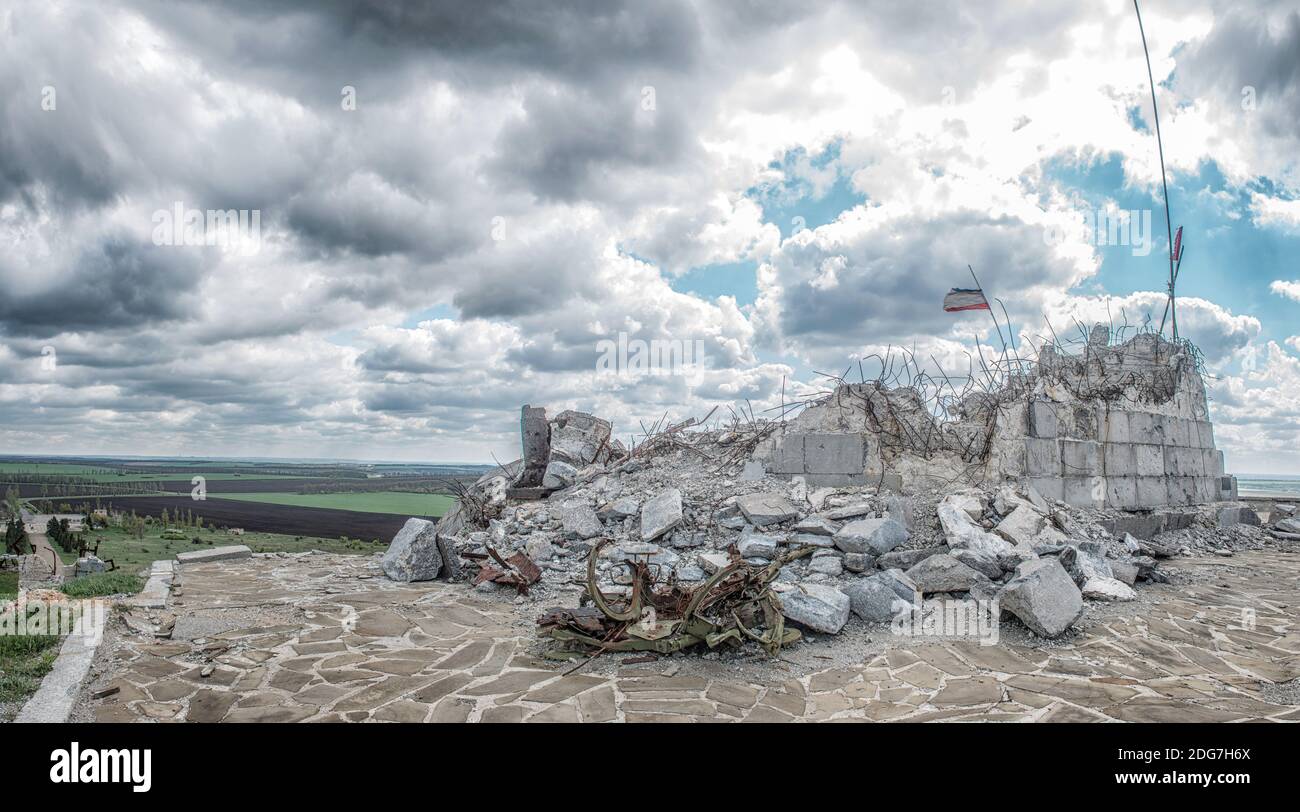 Monumento ai soldati sovietici, distrutti dopo le ostilità del 2014. DPR, Ucraina, Tomba di Saur. Foto Stock