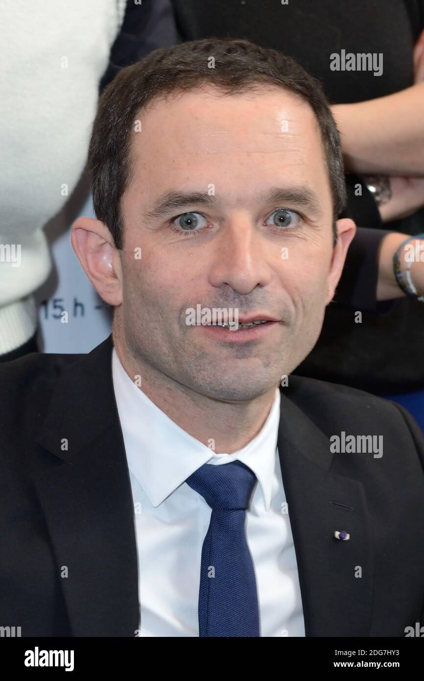 Le candidat PS a l'election presidentielle Benoit Hamon firma del libro alla 37a Fiera del Libro (Salon du Livre) a Parigi, Francia, 25 marzo 2017. Foto di Aurore Marechal/ABACAPRESS.COM Foto Stock