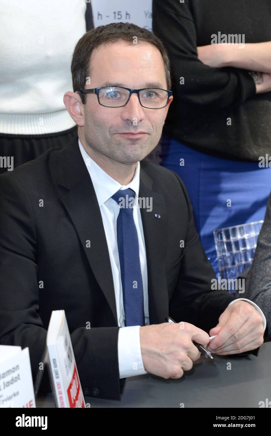 Le candidat PS a l'election presidentielle Benoit Hamon firma del libro alla 37a Fiera del Libro (Salon du Livre) a Parigi, Francia, 25 marzo 2017. Foto di Aurore Marechal/ABACAPRESS.COM Foto Stock