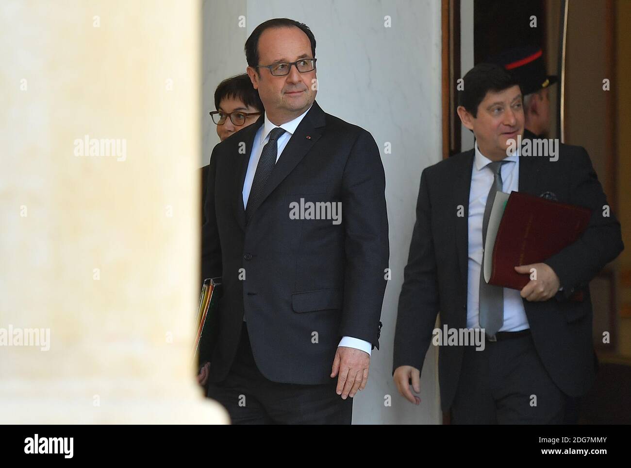 Il presidente francese Francois Hollande, il ministro della pubblica amministrazione Annick Girardin e il ministro degli Affari urbani, della gioventù e dello sport Patrick Kanner hanno raffigurato al Palazzo Elysee in seguito alla riunione settimanale del gabinetto tenutasi a Parigi il 30 marzo 2017. Foto di Christian Liegi/ABACAPRESS.COM Foto Stock