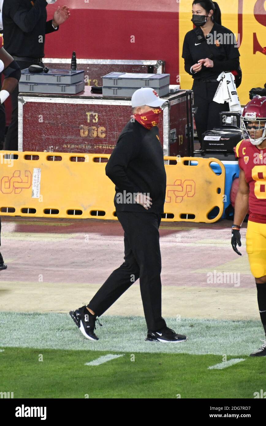 I Trojans della California del sud allenano Clay Helton cammina sul campo durante una partita di football della NCAA contro i Washington state Cougars, domenica, Decem Foto Stock