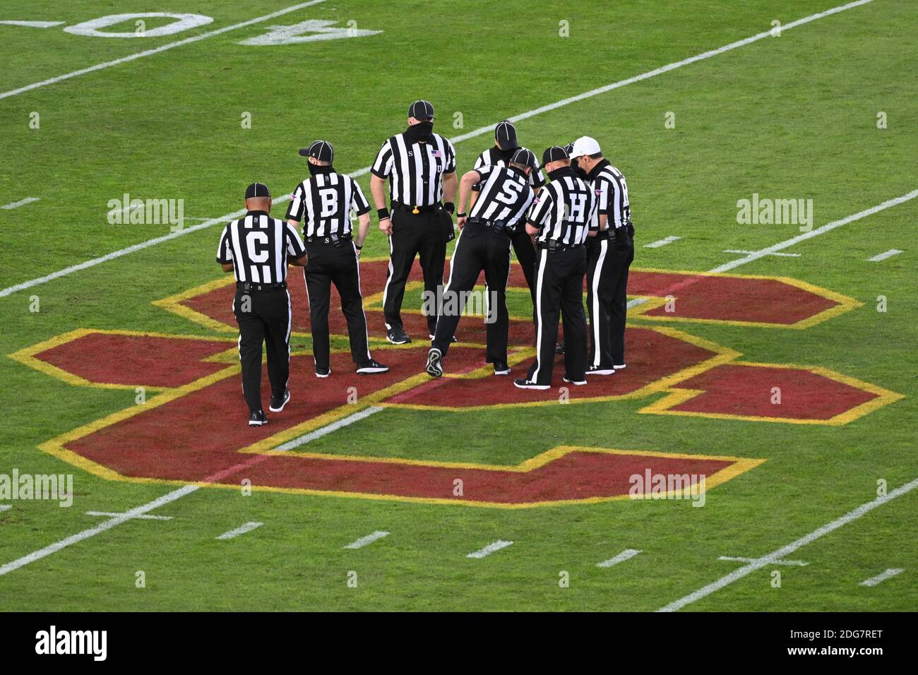 Gli arbitri PAC-12 si trovano sulla linea di 50 metri prima di una partita di calcio NCAA contro i Washington state Cougars, domenica 6 dicembre 2020, a Los Angeles. Foto Stock