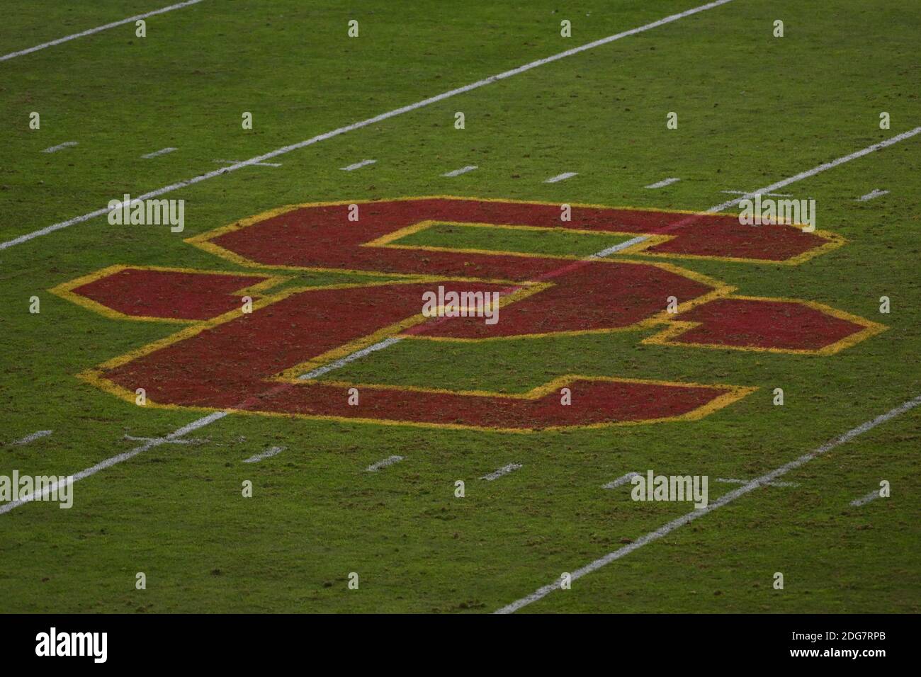 Vista dettagliata del logo "SC" sul campo durante una partita di calcio della NCAA tra i Trojan della California meridionale e i Washington state Cougars, Sun Foto Stock