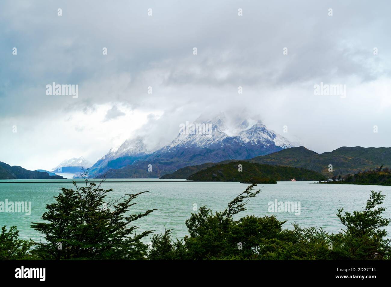 Vista sul lago Grey e sul Ghiacciaio Grey con la neve montagna in giorno piovoso Foto Stock