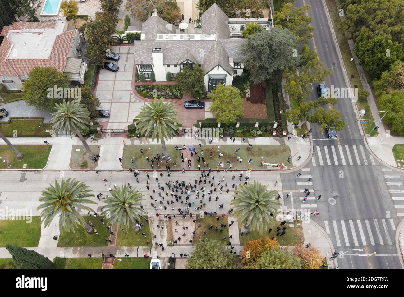 I dimostranti si riuniscono nella casa del sindaco di Los Angeles Eric Garcetti. Lunedì 7 dicembre 2020 a Los Angeles. I manifestanti sono stati al di fuori della Getty Foto Stock