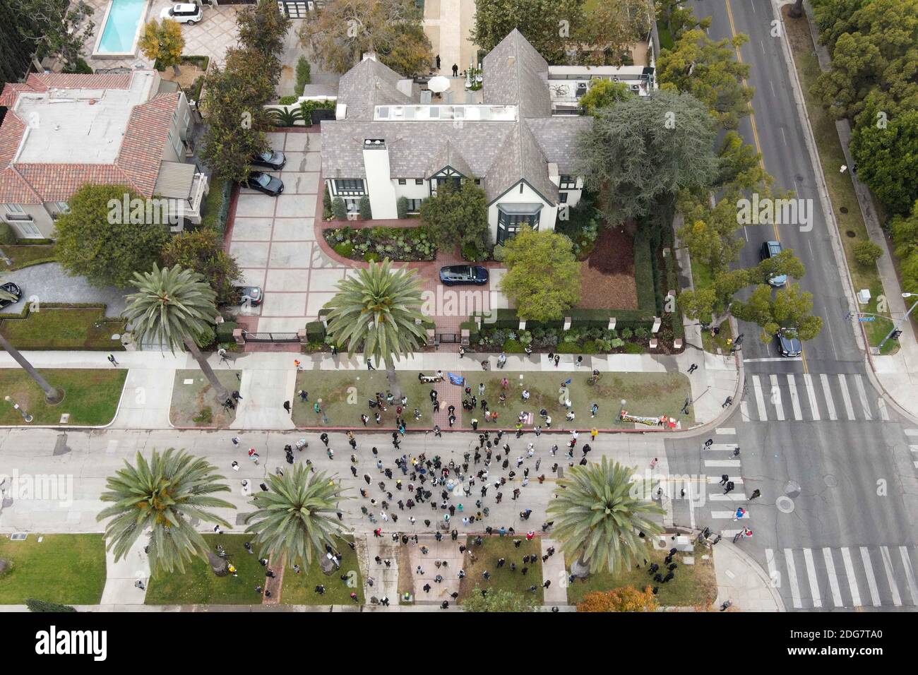 I dimostranti si riuniscono nella casa del sindaco di Los Angeles Eric Garcetti. Lunedì 7 dicembre 2020 a Los Angeles. I manifestanti sono stati al di fuori della Getty Foto Stock
