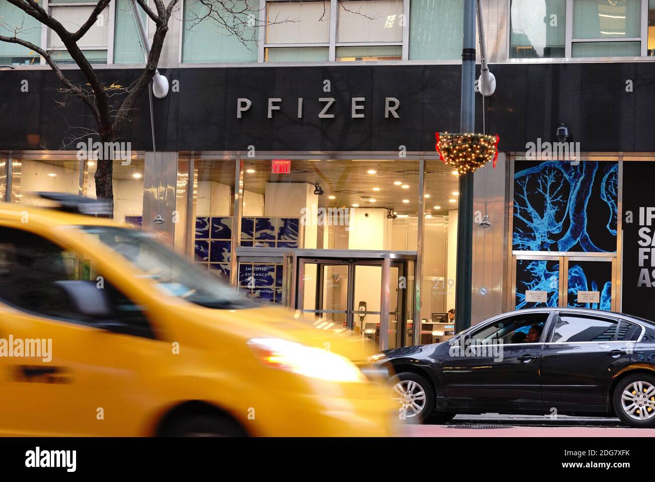 New York City, Stati Uniti. 03 dic 2020. La multinazionale farmaceutica americana, la sede centrale di Pfizer Inc. A New York City.Pfizer stock è aumentata il 9 novembre 2020 prima dell'apertura del commercio di Wall Street dopo che la società ha annunciato il suo vaccino è '90 per cento efficace' contro le infezioni di Covid-19. La notizia ha incoraggiato i mercati di tutto il mondo, soprattutto quando i casi di coronavirus stanno spianando, costringendo milioni di persone a rimettersi in blocco. Credit: SOPA Images Limited/Alamy Live News Foto Stock