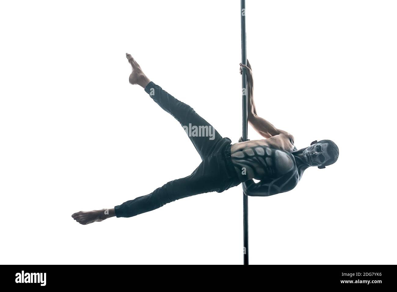 Poli maschio ballerina con body-art sul pilone Foto Stock