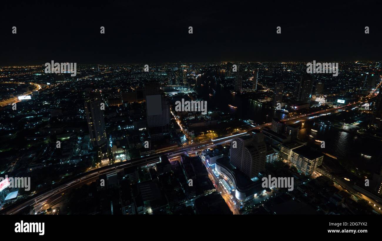 Notte di Bangkok, panorama della città illuminata Foto Stock
