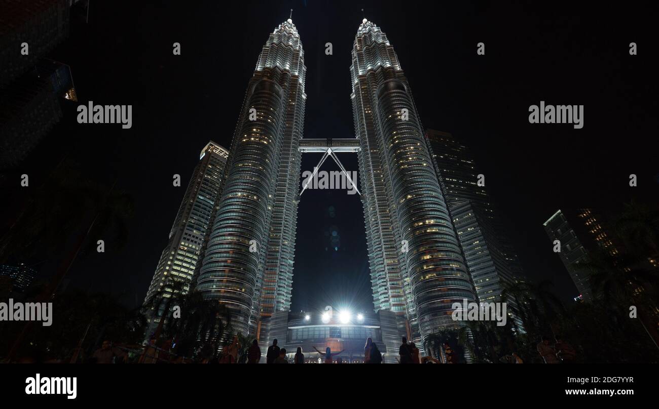 Vista notturna di Torri Petronas, Kuala Lumpur Foto Stock