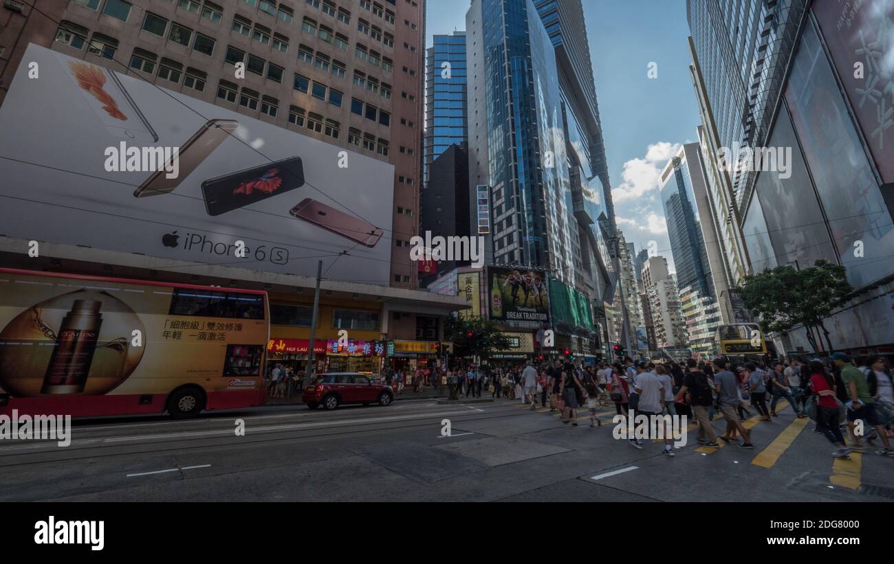 Pedoni che attraversano road a Hong Kong Foto Stock