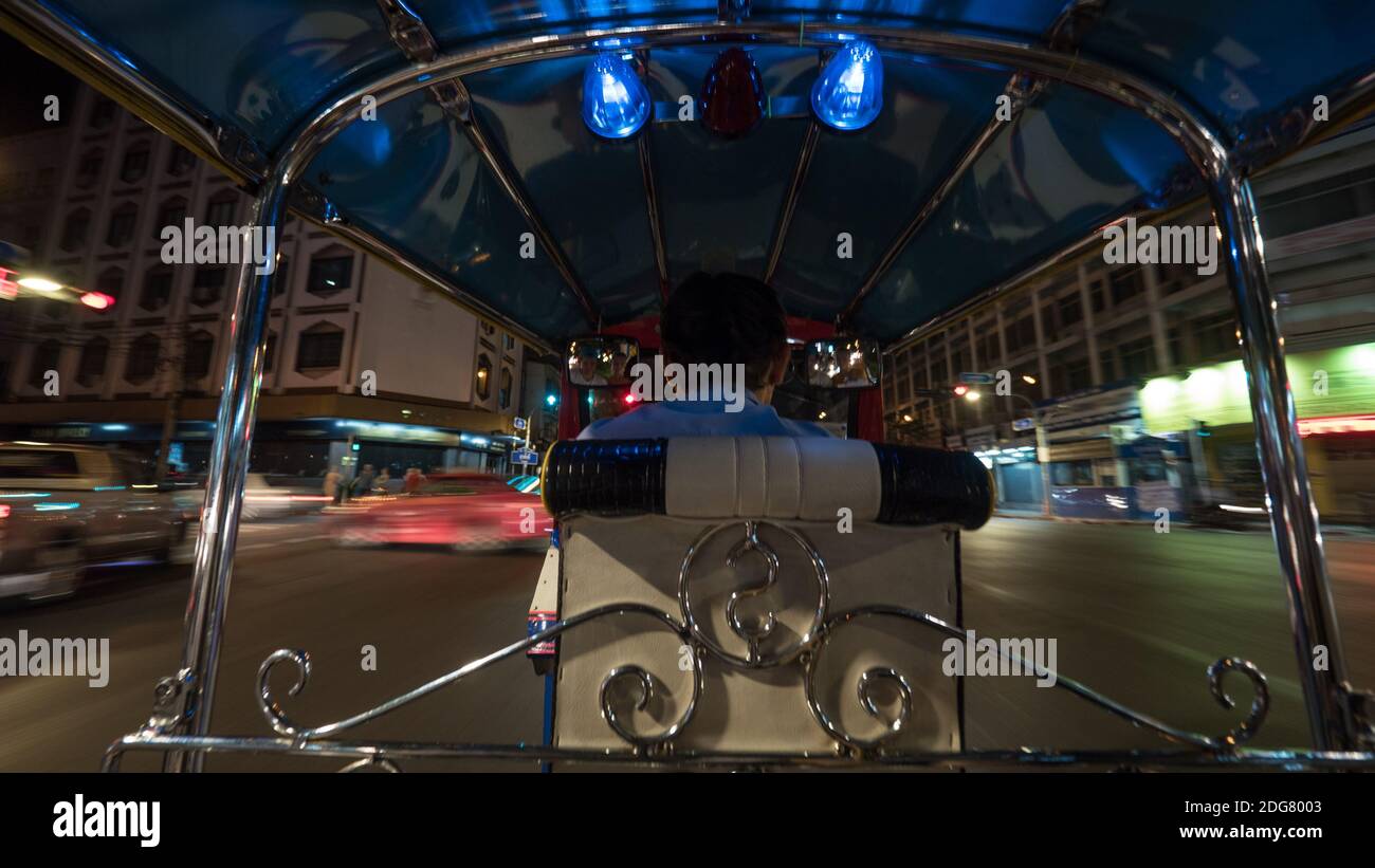 La guida tuktuk nella notte di Bangkok, Thailandia Foto Stock