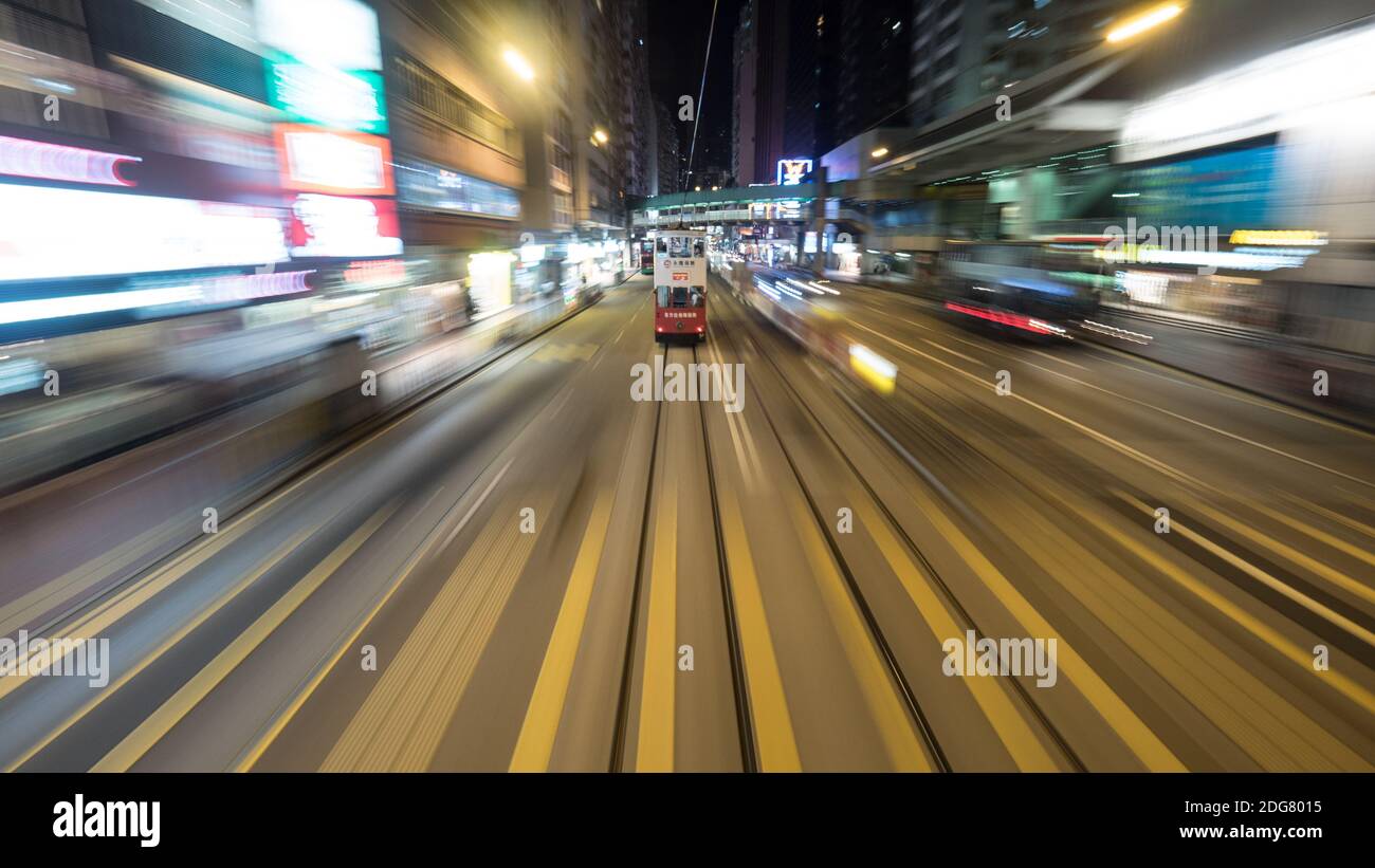 Double-decker tram su strada notturna di Hong Kong Foto Stock