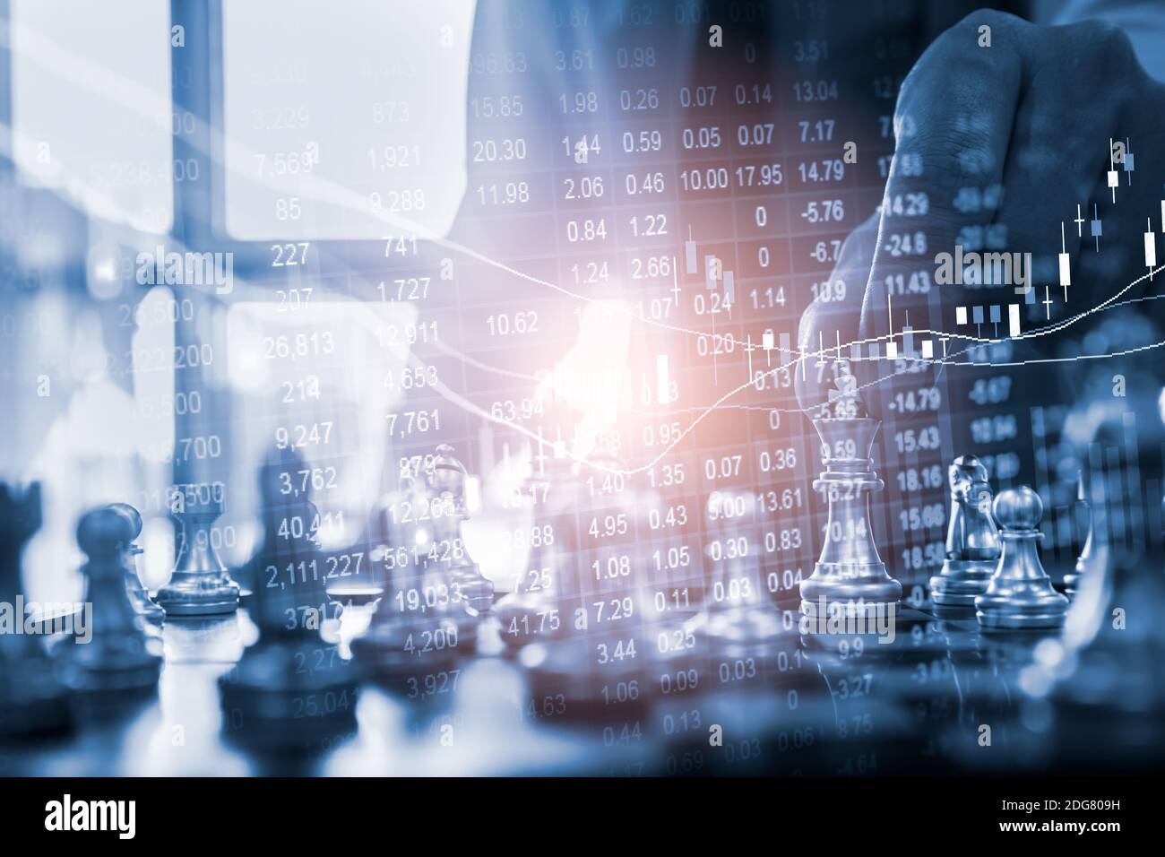 Gioco di scacchi sulla scacchiera dietro lo sfondo dell'uomo d'affari. Concetto di business per presentare informazioni finanziarie e analisi di strategia di marketing. Investmen Foto Stock