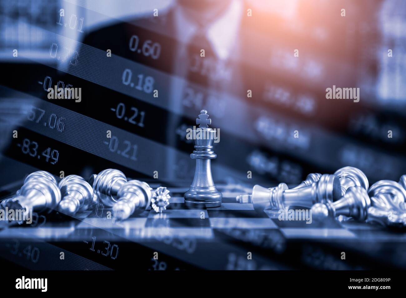 Gioco di scacchi sulla scacchiera dietro lo sfondo dell'uomo d'affari. Concetto di business per presentare informazioni finanziarie e analisi di strategia di marketing. Investmen Foto Stock