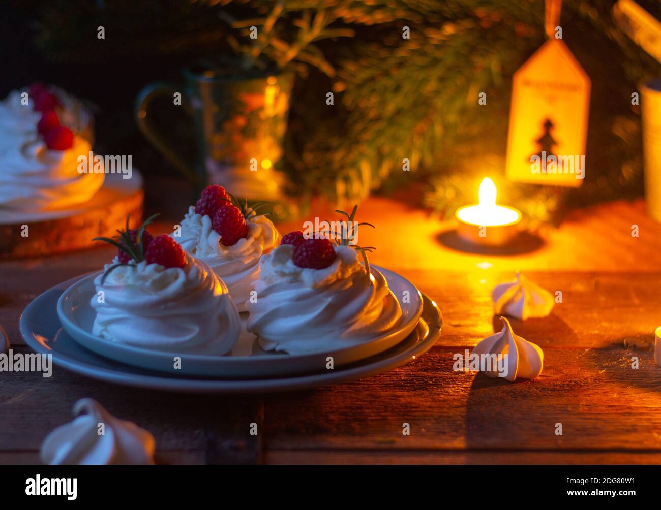 Cibo Christamas. Torta Pavlova con lamponi su sfondo scuro Foto Stock