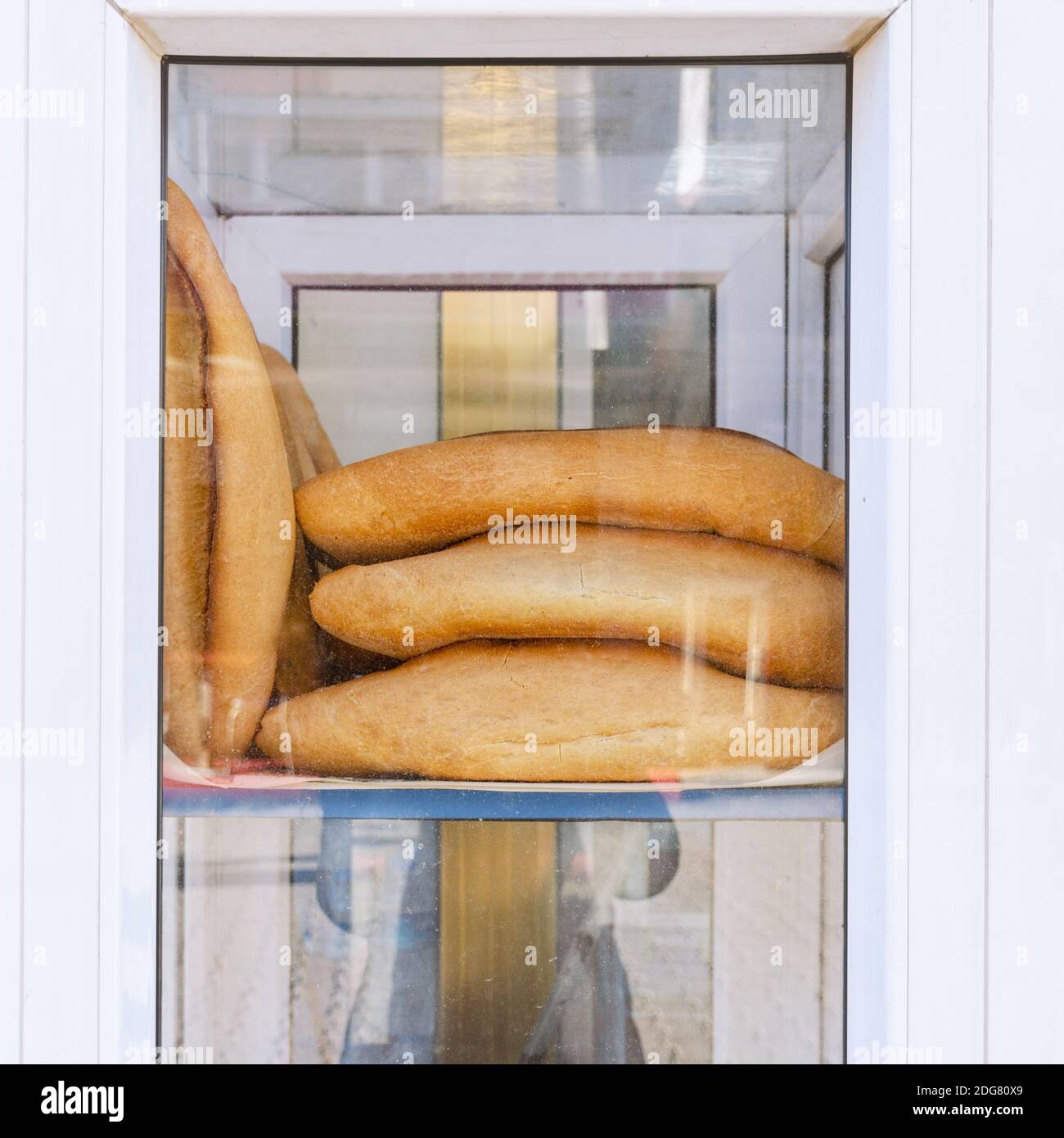 Pita di pane turco appena sfornata in vetrina da forno Foto Stock