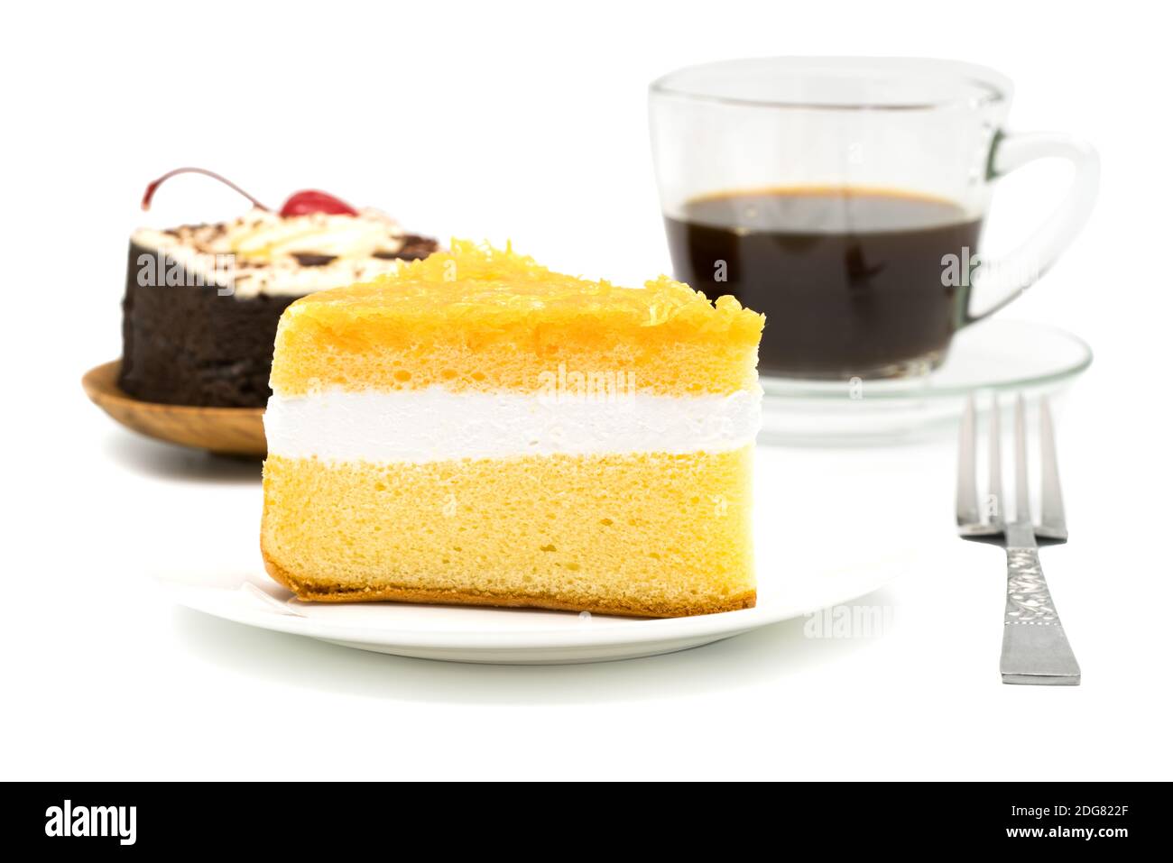 Torta di chiffon guarnita con foi thong in piatto bianco con torta al cioccolato e una tazza di caffè nero Foto Stock