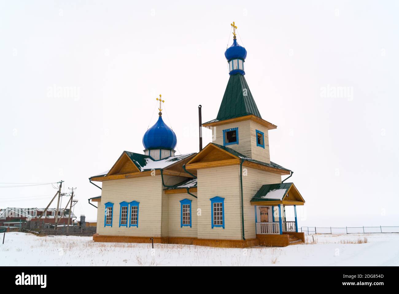 Vista invernale della Chiesa di San Nicola sulla riva del Lago Baikal nel villaggio di Great Goloustnoye Foto Stock