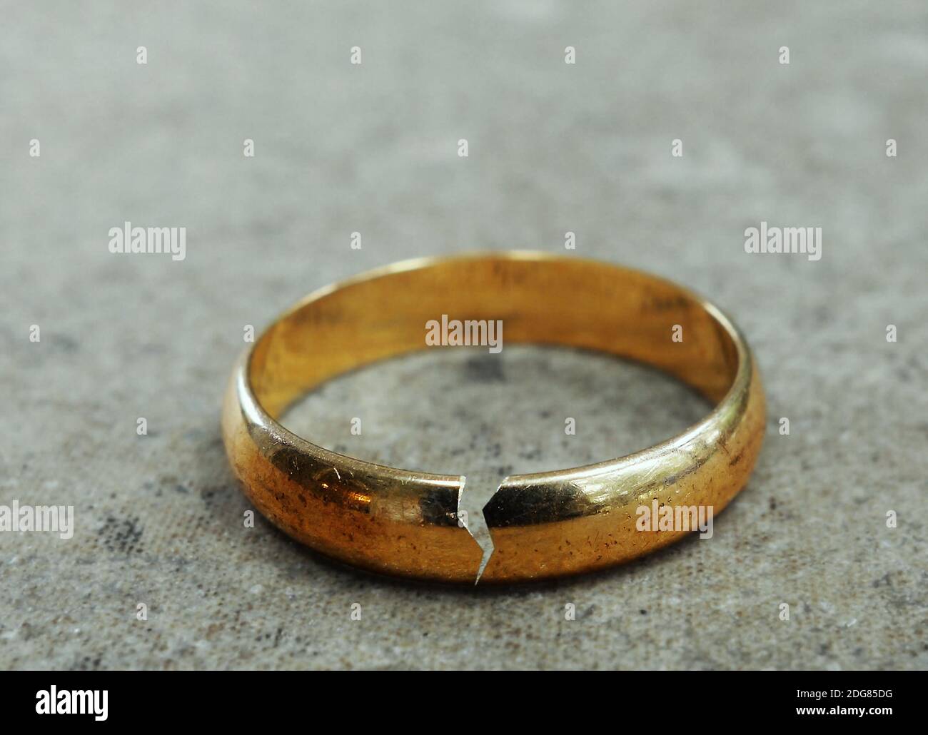 Banda di nozze d'oro spezzata Foto Stock