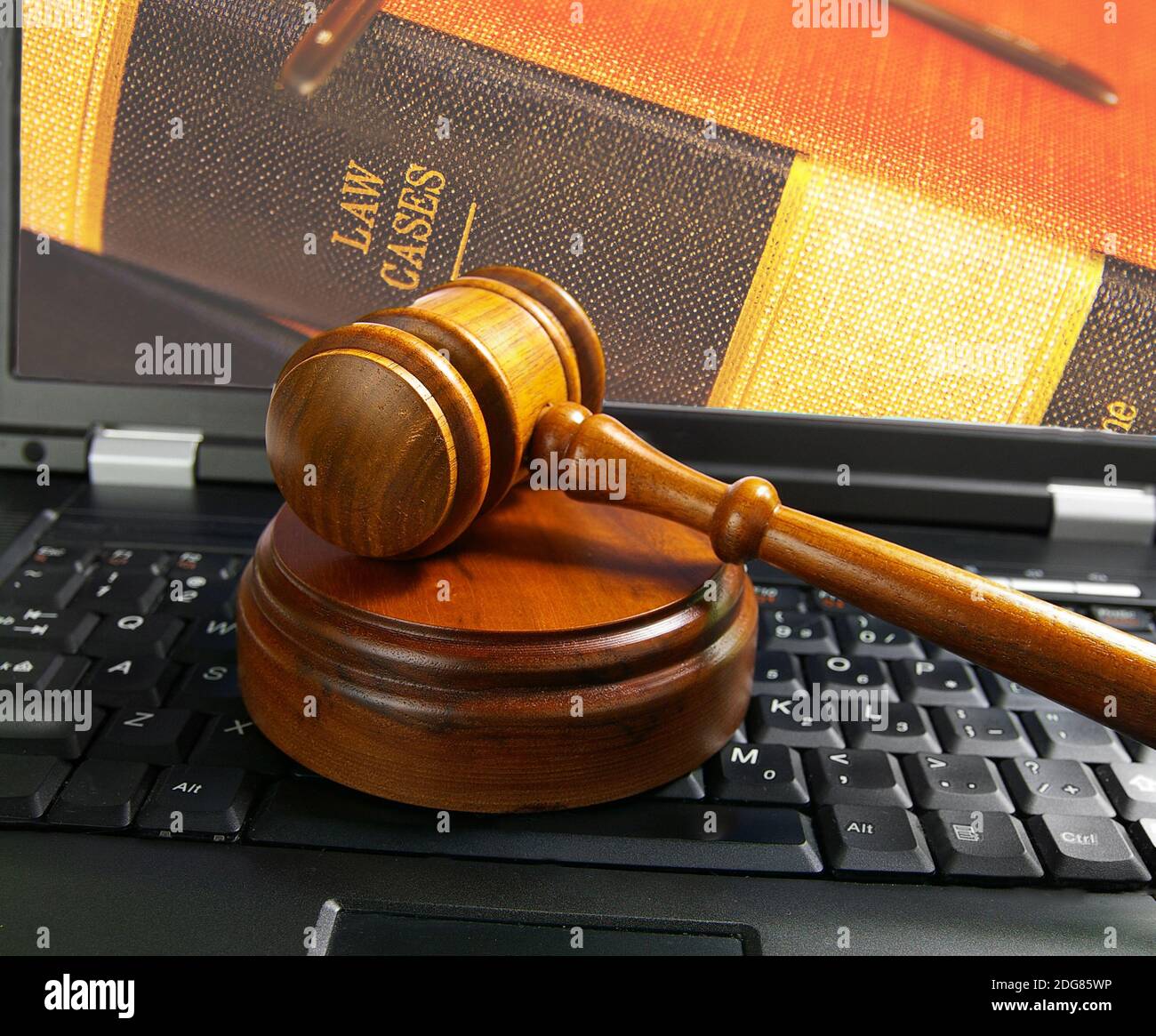 Giudica la gavel di corte su un computer portatile (legge cibernetica) Foto Stock Giudica la gavel di corte su un computer portatile (legge cibernetica) Foto Stock