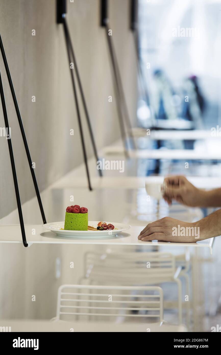 Torta con lamponi sul piatto Foto Stock