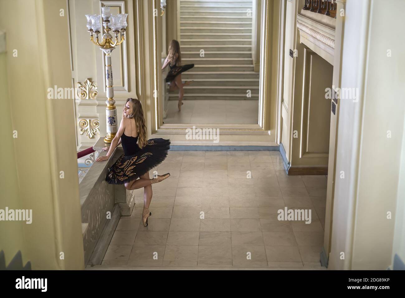 Ballerina in posa in interni Foto Stock