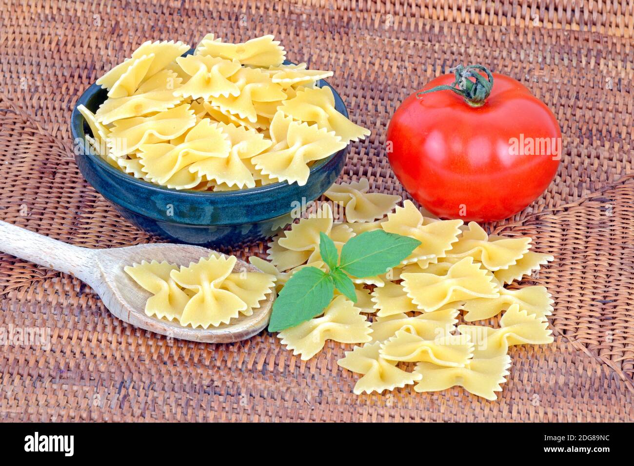 Pasta, Farfalle, Teigwaren , Nudeln, Tomate, Basilikum Foto Stock