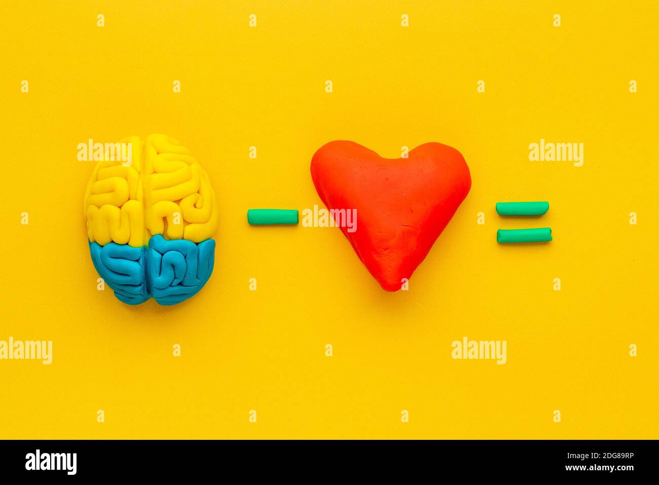 Mente ed emozioni - cervello con cuore fatto di argilla, vista dall'alto Foto Stock