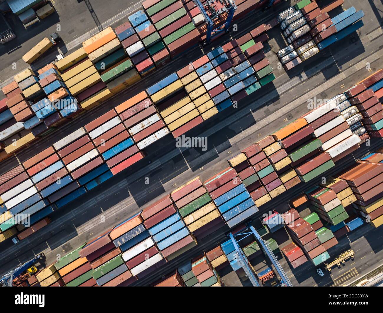 Magazzino con molti contenitori Foto Stock