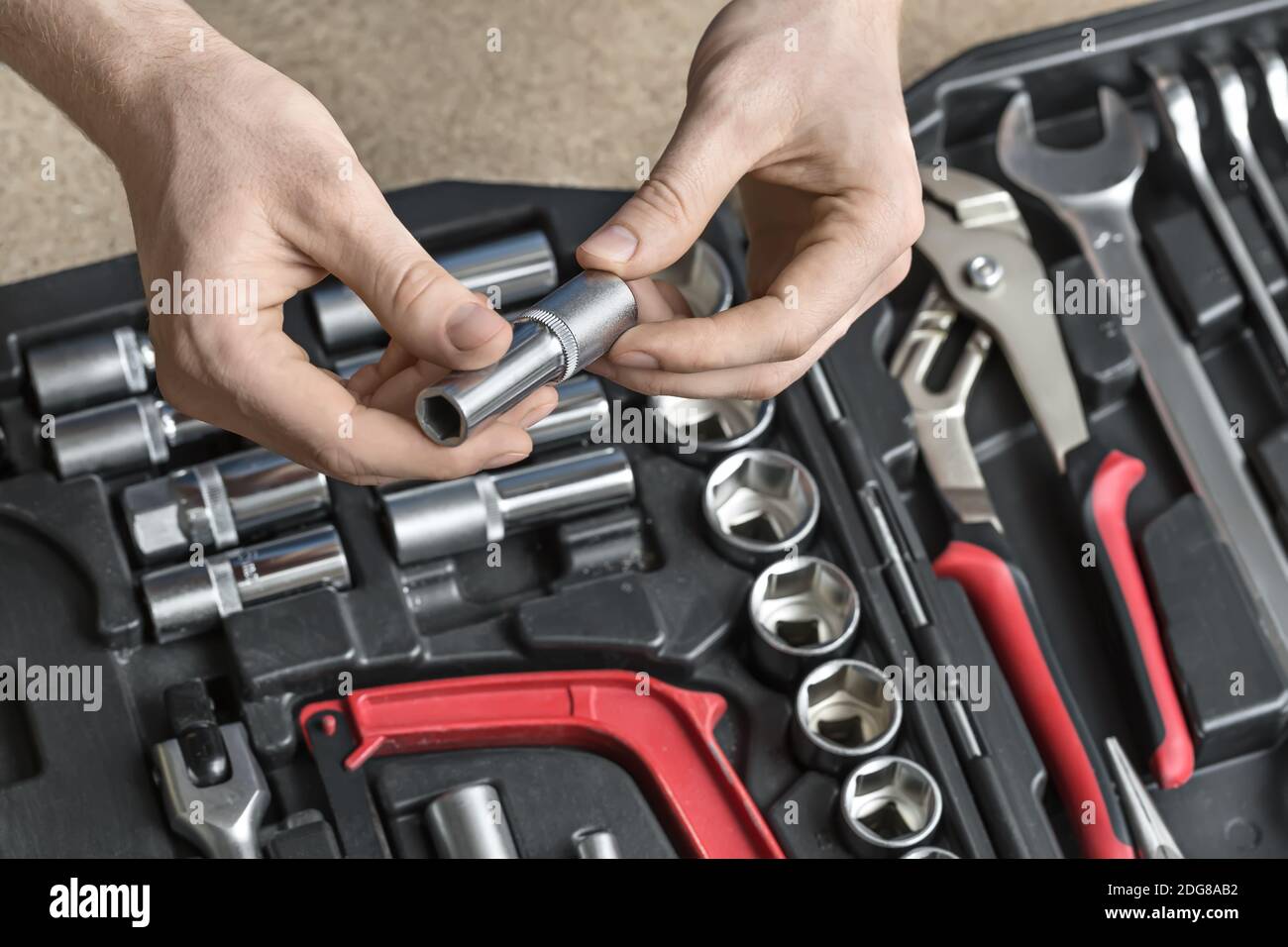 Aprire la Casella degli strumenti e mani maschio Foto Stock