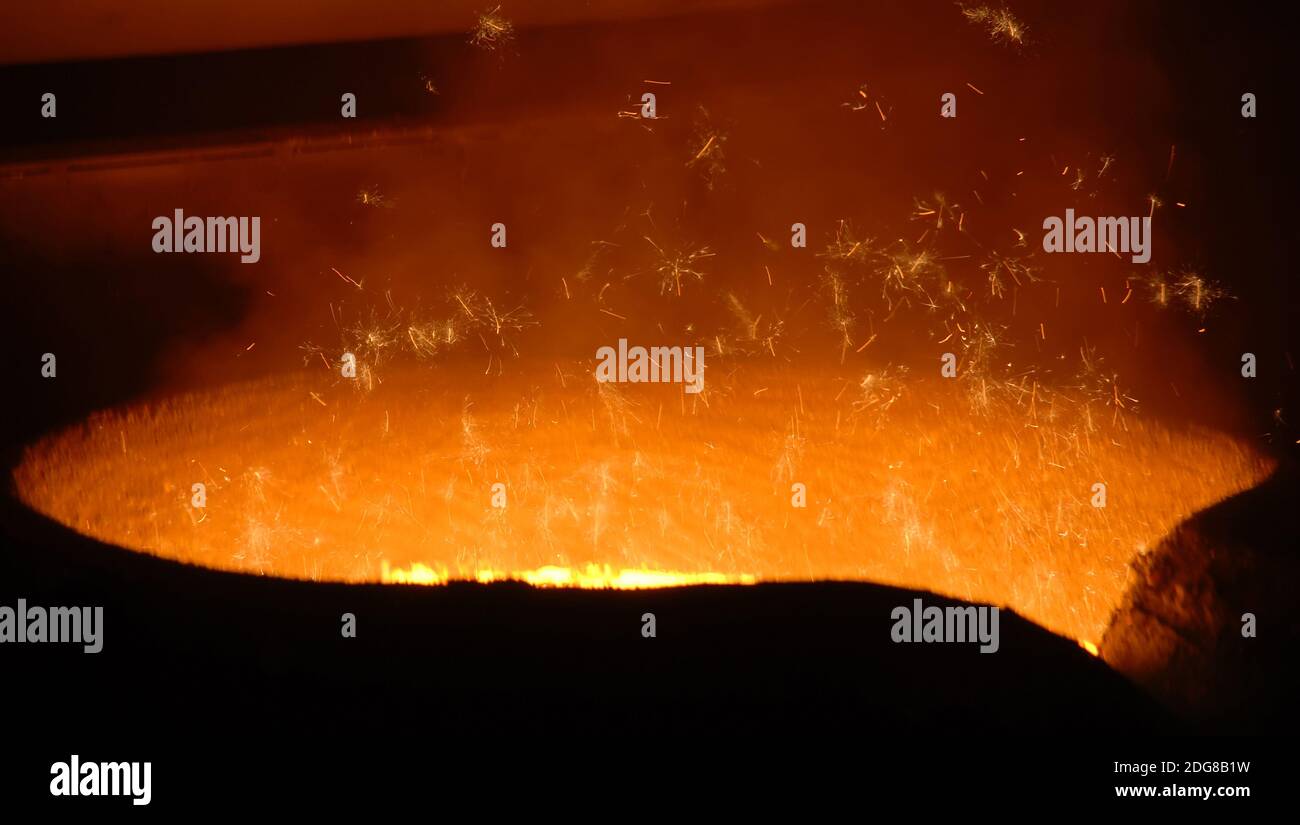Fusione del metallo nell'impianto metallurgico Foto Stock