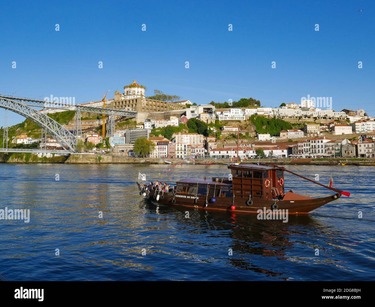 Tour colorato in barca a vela sul fiume Douro, preso da Porto, Portogallo. Famosa passeggiata di Gaia con cantine sullo sfondo Foto Stock