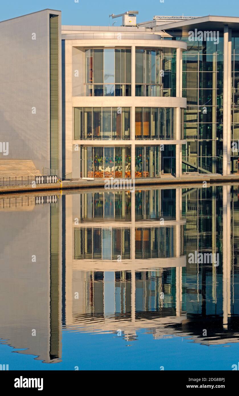 Paul-Loebe-Haus und Marie-Elisabeth-Lueders-Haus, spiegeln sich im Herbst bei Sonnenaufgang in der Spree, Berlin, Deutschland, Europa, oeffentlicher Foto Stock