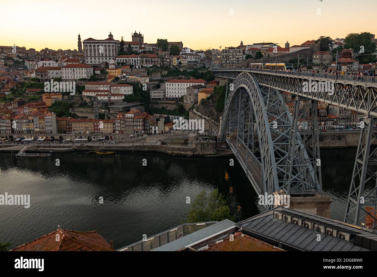 Tram e pedoni attraversano il Ponte Luis a Porto al tramonto. Una sera di tarda primavera Foto Stock