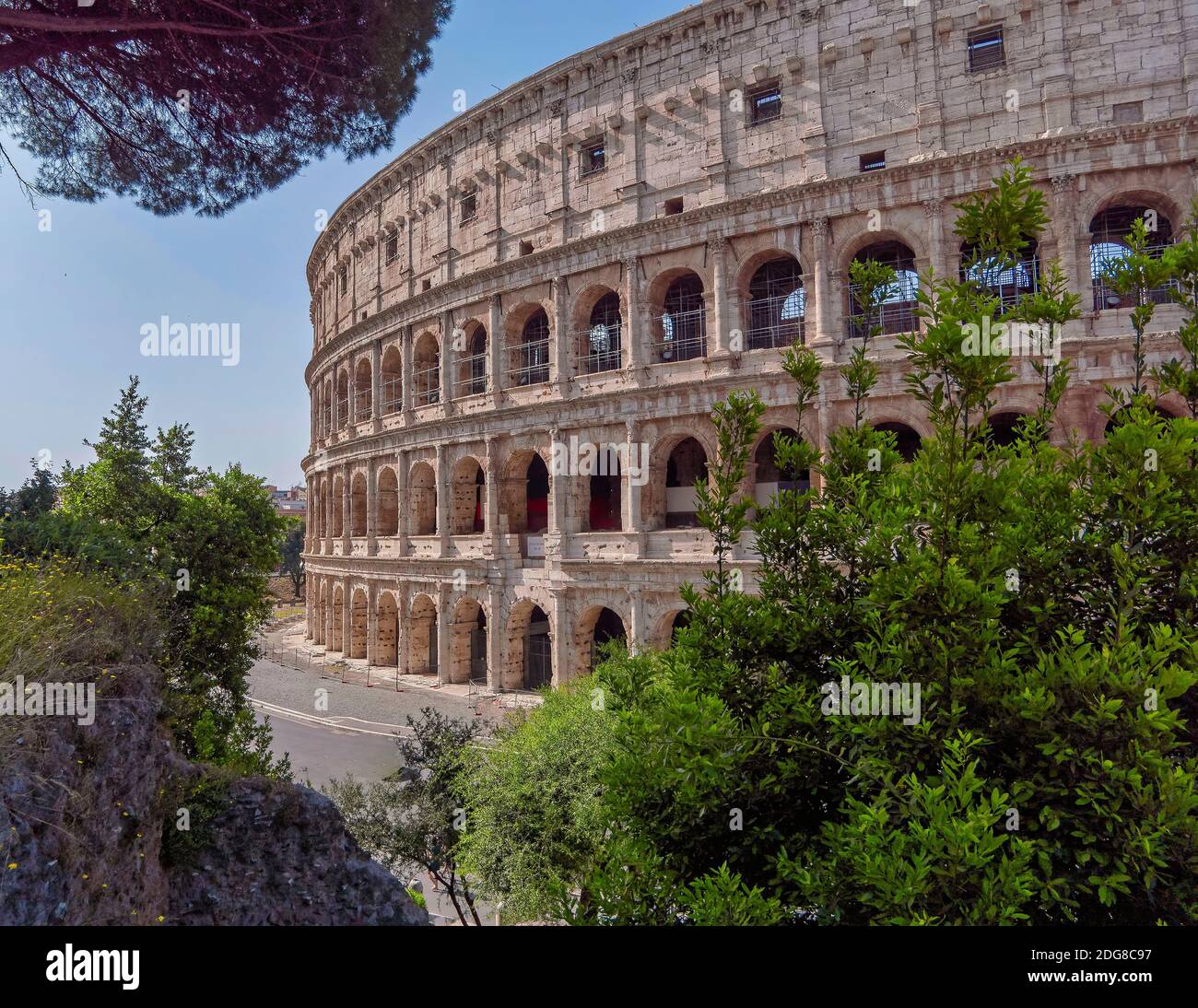 Tramonto al Colosseo, o all'Anfiteatro Flaviano come nome completo, a Roma, Italia. Foto Stock