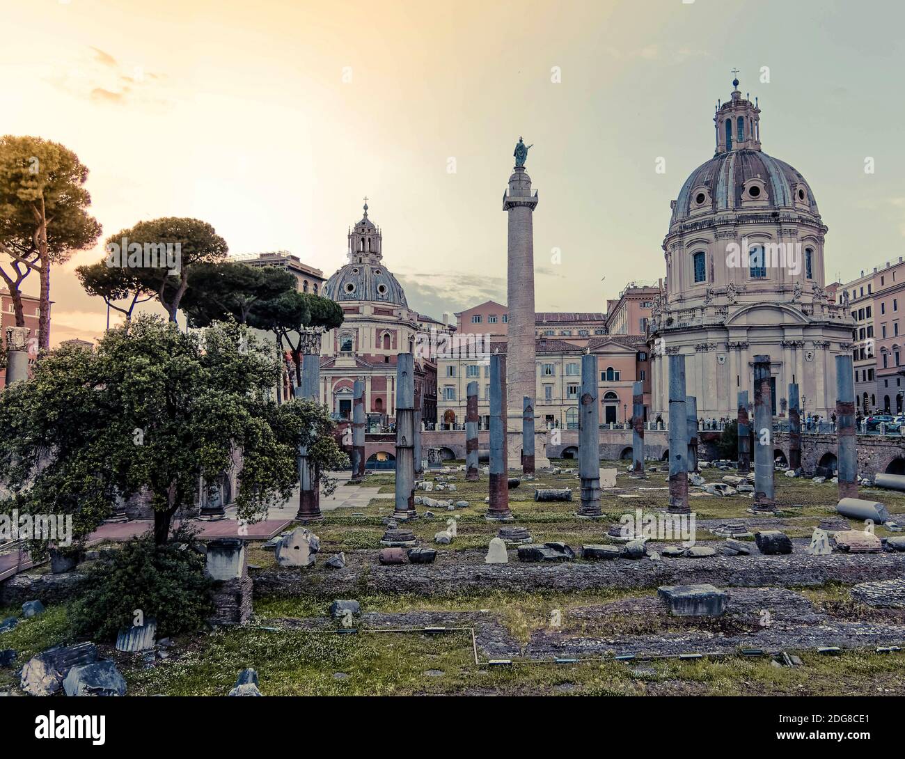 Un romantico tramonto nel forum di Cesare e Traiano con il La colonna dell'imperatore e la Chiesa e il palazzo di Santa Maria di Loreto Cupole Valentini Foto Stock