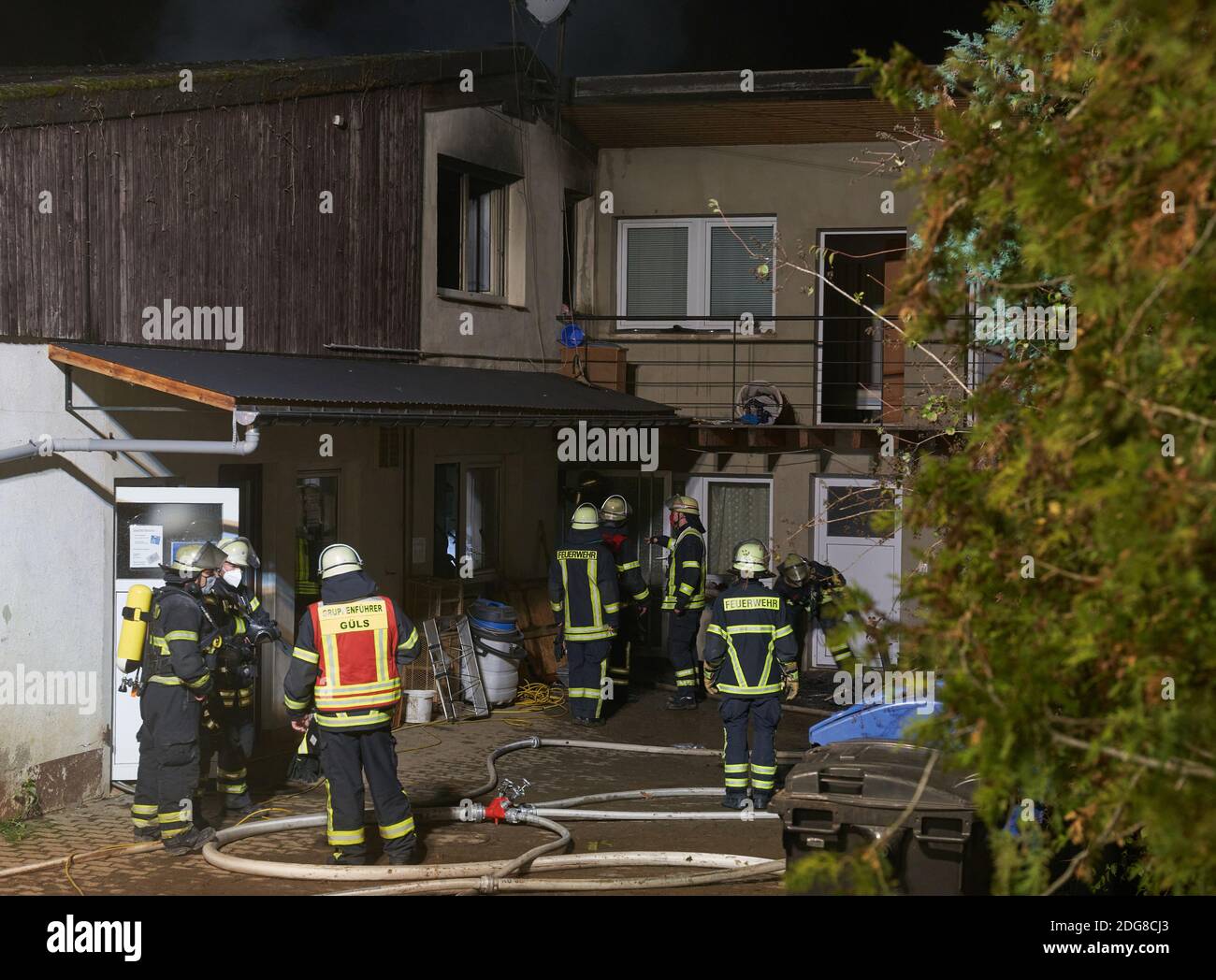 Coblenza, Germania. 8 dicembre 2020. I vigili del fuoco combattono l'incendio nell'alloggio dei lavoratori del raccolto di una tenuta agricola nel distretto di Coblenza di Bubenheim. Una persona è morta nel fuoco. Credit: Thomas Frey/dpa/Alamy Live News Foto Stock